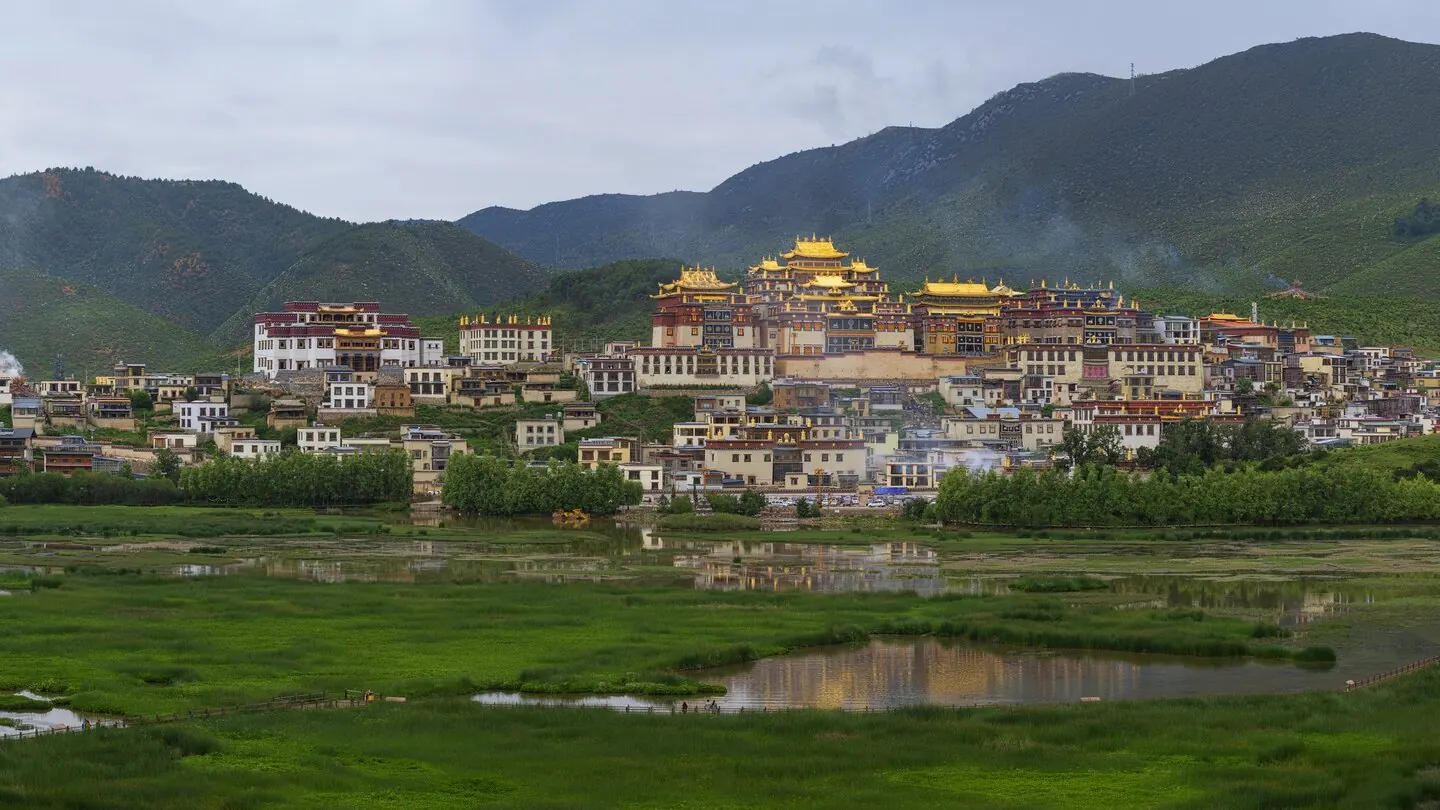 云南山水与松赞林寺旅居意象